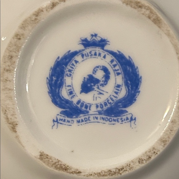 White Ceramic Vases with Artistic Design - Picture 2 of 7